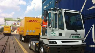 Der Elektro-LKW mit 20-Fuß-Container im Umschlagterminal am Berliner Westhafen. (TU Wildau)