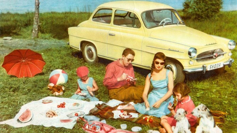 Der 440 (Typ 970) wurde in den Jahren 1955–1959 als zweitürige Limousine gebaut. Es wurden 84.792 Stück produziert. Der Octavia (Typ 985, 1959–1961; Typ 702, 1961–1964) – Nachfolger des 440 – wurde von 1959 bis 1964 gebaut. (Bild: Škoda)
