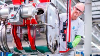 Robert Kretzschmar arbeitet in der Zuliefererindustrie – hier mit einer Hebehilfe in der Produktion von Eberspächer.  (André Wirsig/Eberspächer)