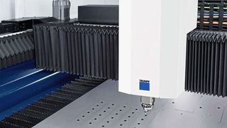 Blick in das Innere einer bahngeführten 2D-Laserschneidmaschine von Trumpf: Hier ist im Rahmen des Projekts ProKInect ein KI-Modell zur Identifikation von Fehlerursachen entstanden. (Bild: Trumpf GmbH + Co. KG)
