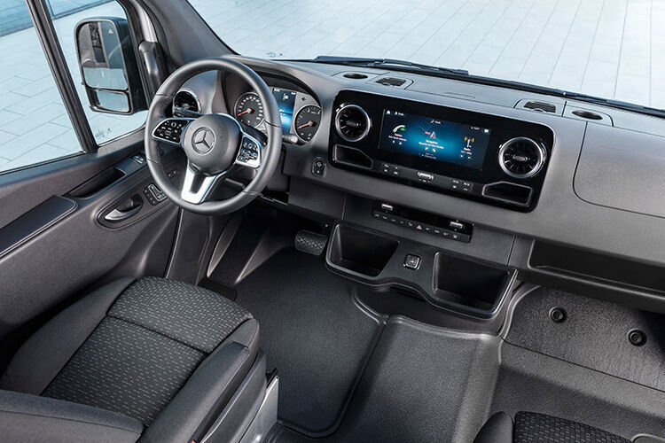 Auch im neuen Sprinter wird das kürzlich vorgestellte MBUX Multimediasystem verfügbar sein. Außerdem gibt es für den Fahrer so gut wie alle Annehmlichkeiten aus einem Pkw-Cockpit. (Daimler)