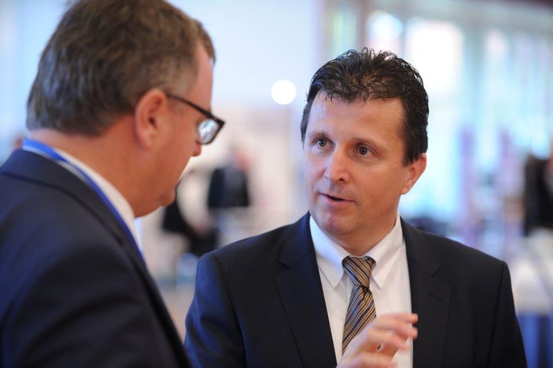 Mittelstandspolitik unter vier Augen: Andreas Brand (Oberbürgermeister von Friedrichshafen, l.) im Gespräch mit Michael Kempf (Vorstandschef MKS)  (MKS)