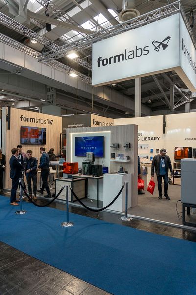 Formlabs zeigte auf der diesjährigen Messe mit dem Form 4 und dem Form 4B zwei neue Drucker. Die neuen Flaggschiffe des Kunstharz-3D-Drucks sollen nach Vorstellung des Unternehmens neue Maßstäbe für die additive Fertigung setzen, basierend auf Formlabs' Drucksystem Low Force Display, einer erweiterten Bibliothek an branchenführenden Kunstharzen, neuen automatisierten Nachbearbeitungslösungen und einer verbesserten Anwendererfahrung. Die Form-4-Generation soll eine bis zu fünfmal schnellere Druckgeschwindigkeit im Vergleich zum Vorgängermodell Form 3+ bieten. (Bild: Vogel Communications Group)