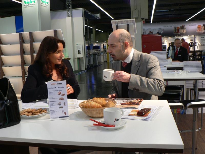 v.l. Silvia Zeiner, Anzeigenleiterin elektrotechnik, im Gespräch mit Ferdinando Salaris, Auslandsvertreter Vogel Business Media, Italien. (Archiv: Vogel Business Media)