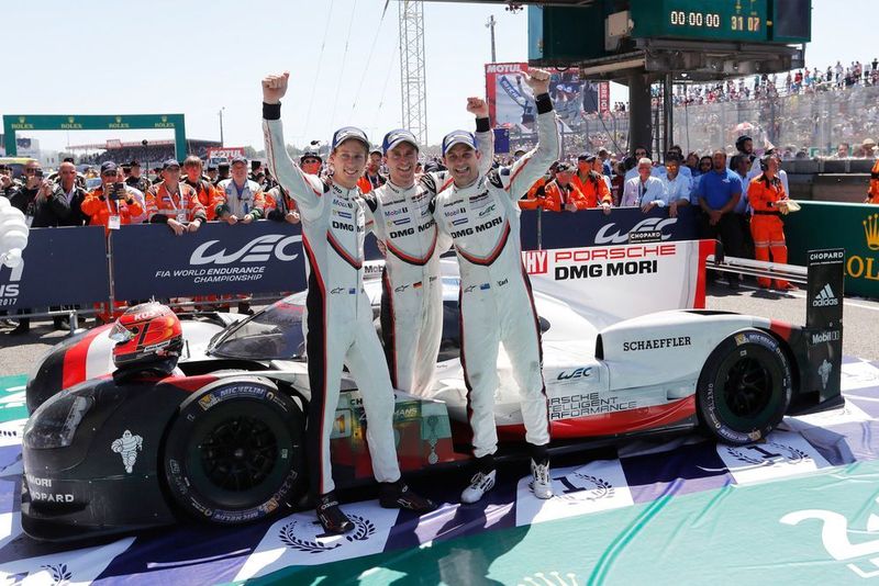 Die Le-Mans-Sieger 2017 (v.l.): Brendon Hartley, Earl Bamber und Timo Bernhard. (Porsche/ Right Light Media)