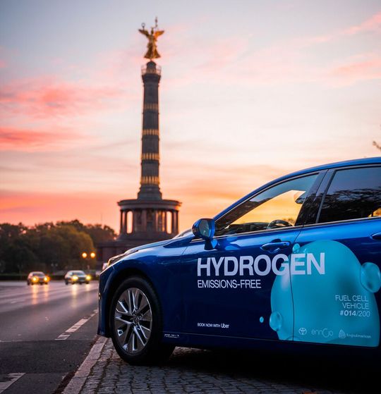 Der Toyota Mirai kommt pro Tankfüllung bis zu 650 Kilometer weit.(Bild:  Toyota)