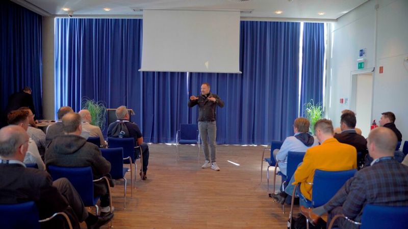 ...sowie einer zweiten Keynote von Leo Martin (Kriminalist & Ex-Nachrichtendienstler) zu den „Geheimwaffen der Kommunikation“. (Bild: Dierck Group)