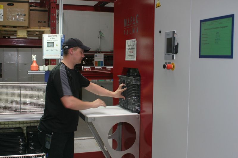 Auf Kundenwunsch hat Mafac die Teilereinigungsanlagen im Alutec-Rot lackiert. (Bild: Mafac)