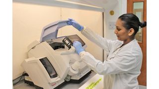 Abb. 1: Der Eindeckautomat ClearVue von Thermo Scientific optimiert den Arbeitsablauf beim Eindecken von Objektträgern.  (Bild: Thermo Scientific/Duncan Guthrie Institute)