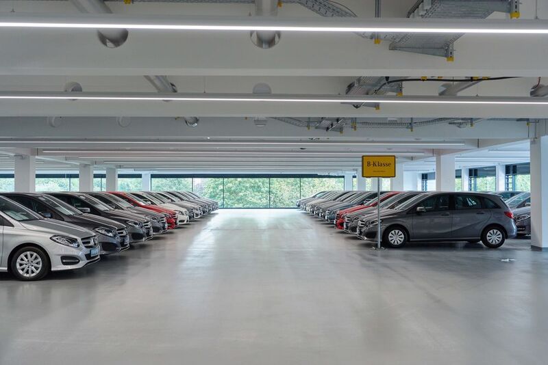 Hinzu kommen 13.000 Quadratmeter für das Gebrauchtwagenangebot mit dauerhaft rund 500 Fahrzeugen. (Daimler AG)
