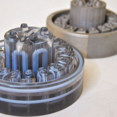 Right: Tool insert additively manufactured using DMLS; left: Polyjet model for visualising the internal cooling channels. (Source: Speedpart)