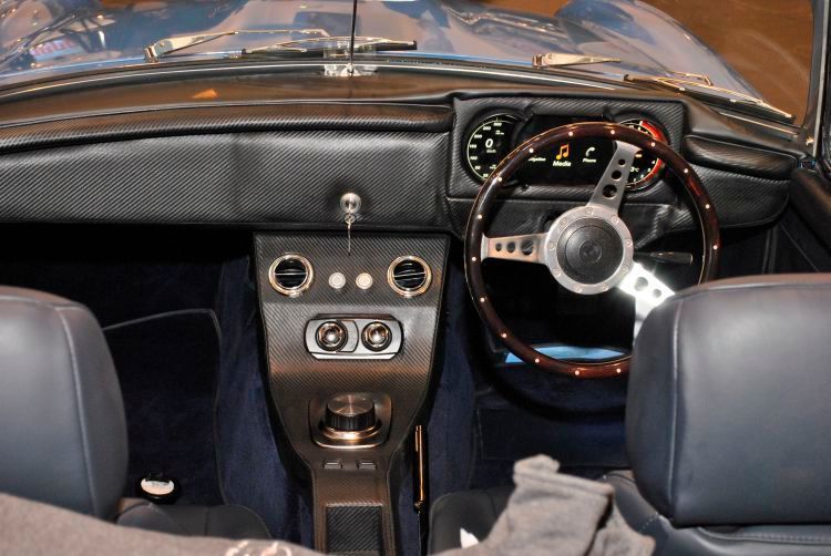 Das Armaturenbrett kann man natürlich auch klassisch bekommen. Sollte bei einem Preis von 120.000 Euro auch möglich sein ... (Dominsky)