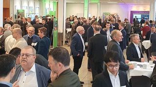 «Reunión de antiguos alumnos» en la sede central de Namur: además de las ponencias y los talleres, este año, como era de esperar, nadie quiso perderse la oportunidad de establecer contactos durante los descansos. (Imagen:Kempf - VCG)