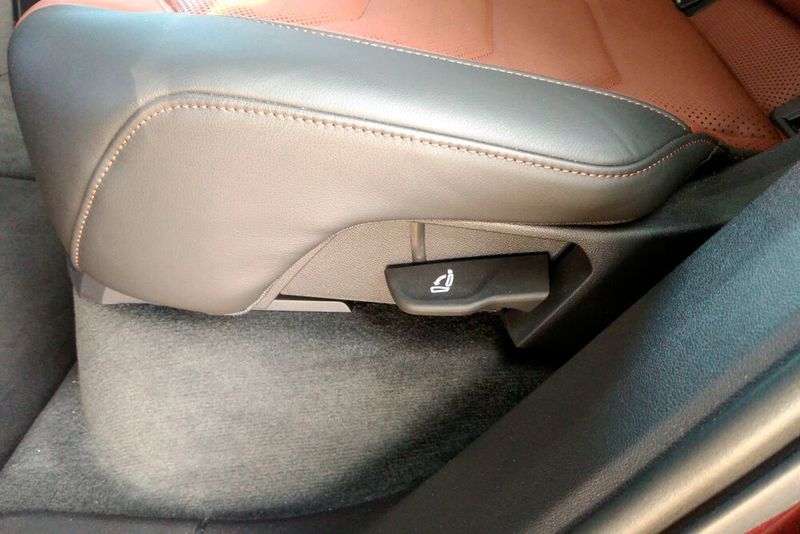 Zusätzlich lassen sich die Lehnen der Rücksitze in ihrer Neigung verstellen und die Sitze in Längsrichtung verschieben. Bei umgeklappten Rücksitzen rasten die Lehnen in der waagerechten Position ein, was sinnvoll ist und sich wertig anfühlt. (Thomas Günnel/Automobil Industrie)