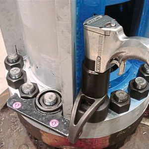 Das hier ist ein spezieller Reaktionsarm – ein teures, aber vermeidbares Hilfsmittel, wenn der Konstrukteur eine Schraubverbindung von Anfang an richtig auslegt.(Bild:  Hytorc)