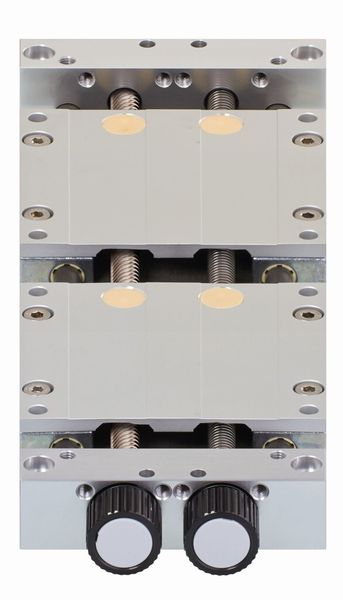 Neues Linearmodul mit Doppelspindel: Zwei parallel liegende Spindeln in einem flachen Linearachsenaufbau machen es möglich, zwei Schlitten unabhängig voneinander mit verschiedenen Steigungen in einem integrierten System zu verstellen. Durch die diversen Steigungskombinationen erhält der Anwender eine hohe Flexibilität bei Formatverstellungen (Igus)