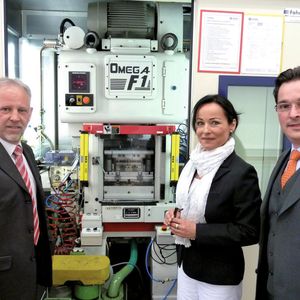 Gemeinsam erfolgreich in der Stanztechnik: v.l. Ronald Baiker, der neue Mann für Projektierung und Vertrieb bei Yamada Dobby Germany in Empfingen, Ulrike Hölzel, kaufmännische Geschäftsleitung bei Hölzel, sowie Dipl.-Ing. (BA)  Boris Hölzel, Geschäftsführer der Hölzel Stanz- und Feinwerktechnik GmbH + Co. KG in Wildberg. Bild: Kuhn