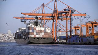 Funktionale Sicherheit spielt in vielen Bereichen eine immer wichtigere Rolle. So etwa auch bei Kranen – deren Sicherheitsanforderungen enorm sind. (Bilder: Kübler)