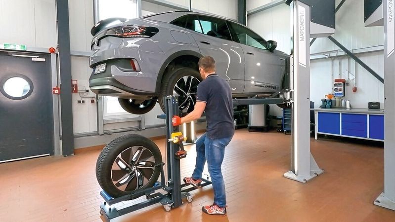 Genial einfach, einfach genial: Der Radheber „Radfex“ arbeitet nach dem Waagebalkenprinzip und somit rein mechanisch und schnell. Jetzt gibt es ihn in verbesserter Ausführung.(Bild:  Sventec)