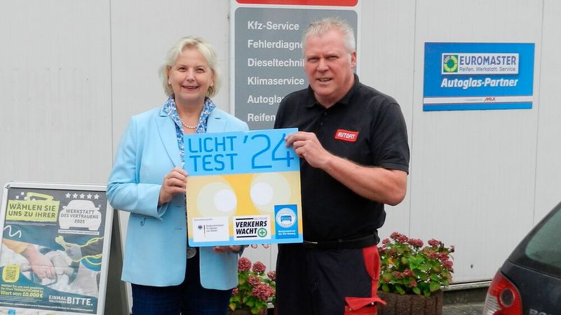 Start des Licht-Tests bei der Kfz-Innung Wesermarsch: Landtagsabgeordnete Karin Logemann und Obermeister Sven Placküter geben das Zeichen.  (Bild: Kfz-Innung Wesermarsch)