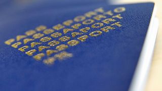 Mit den Spezialmaschinen des niederländischen Unternehmens IAI Industrial Systems werden auch fälschungssichere Reisepässe produziert. (Phoenix Contact)