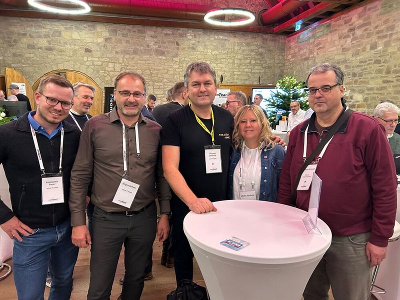 Zahlreiche Partner waren vor Ort, darunter (v. l.) Konstantin Bauer und Jürgen Dufner (beide Netsys IT), Thomas Ströbele und Sibylle Ströbele (beide YourIT) sowie Günther Schroth (Schroth Computersysteme).   (Bild: Vogel IT-Medien)