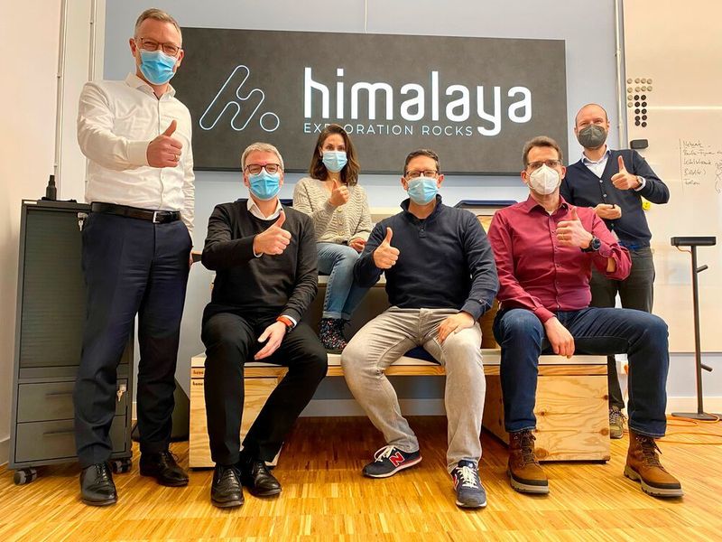 (v.l.) Jörg de la Motte (CEO bei Hima) und Dr. Alexander Horch (Vice President R&D bei Hima) gratulieren dem Himalaya-Team zum einjährigen Bestehen.  (Hima Paul Hildebrandt)