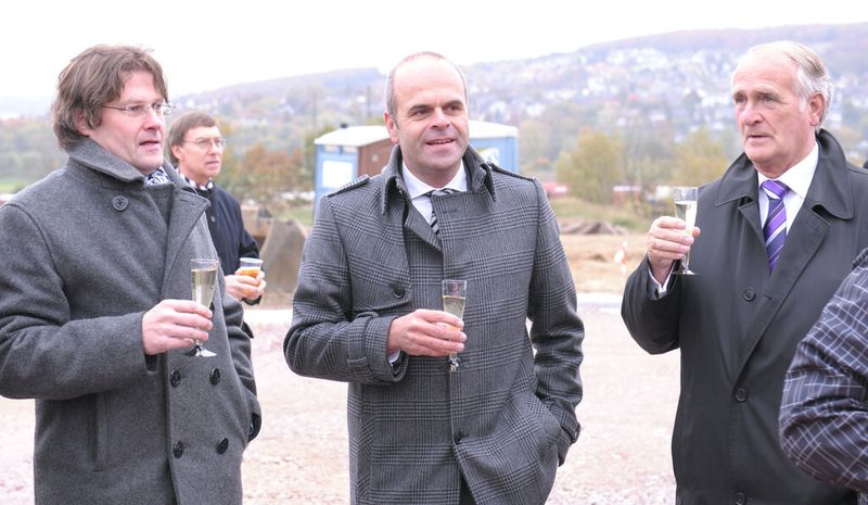 Nach dem ersten Spatenstich ist eine kleine Pause angesagt, ... (Bild: Burg)