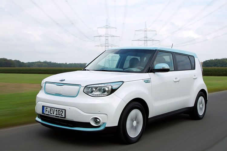 Der Kia Soul EV ist zwischen Kleinwagen und SUV angesiedelt und kostet 30.790 Euro. Das 81 kW/110 PS starke E-Mobil hat eine theoretische Reichweite von 212 Kilometern. (Foto: Kia)