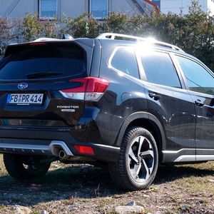 1. Die Karosserie: Der größte Vorteil am kantigen Design des Forester ist seine gute Übersichtlichkeit. Die Fensterflächen, und hier vor allem das Heckfenster, sind viel größer als bei praktisch allen anderen modernen SUVs.(Bild:  Rosenow/»kfz-betrieb«)