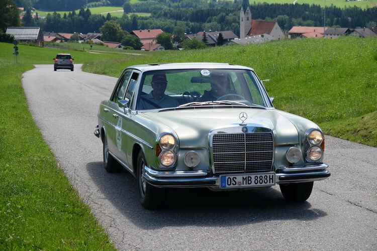 Traumtour vor Traumkulisse: Ein Mercedes 280SE, Baujahr 1972, mit Jochen Rabe und Bernd Schulte. (Holger Zietz)