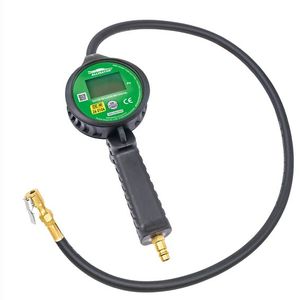 Präziser Reifendruck ist mit RDKS Pflicht. Der neue „Alligator Gator Inflator Mid Digital“ von Wegmann Automotive ist geeicht nach DIN EN 12645 und zeigt den Druck mit zwei Nachkommastellen auf dem digitalen Display an. Das Gerät ist robust gebaut mit Fallschutz und lässt sich bequem mit einer Hand bedienen – werkstatttauglich eben. Zudem ist es kompatibel mit allen Ersatzschläuchen und -steckern.(Bild:  Wegmann Automotive)