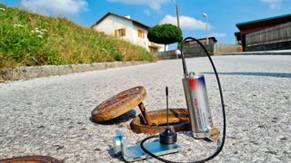 Ein sogenannter Logger erkennt Lecks via Audiosignal und kann zum ressourcenschonenden Umgang mit Trinkwasser beitragen. (© Gutermann Technology GmbH)