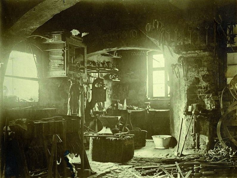1894: Der Schmiede- und Wagenbaumeister Hermann Scholz gründet am 1. April im niederschlesischen Liegnitz eine Werkstätte für die Reparatur von Automobilen (Archiv: Vogel Business Media)