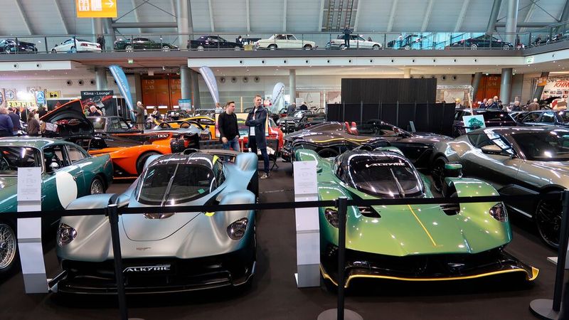 Ein mehr als seltener Anblick: drei Exemplare des Supersportwagens Aston Martin Valkyrie (der Dritte in Orange steht links hinter dem DB4); Antrieb: Hybrid mit V12-Otto- und Elektromotor; Systemleistung 1.155 PS; Leergewicht: 1.435 Kilogramm; Stückzahlen: 150 geschlossene Fahrzeuge, 85 Spider (Bild: Diehl – VCG)
