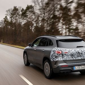 Geladen wird mit bis zu 100 kW, sodass 30 Minuten an der Gleichstromsäule für einen Hub von 10 auf 80 Prozent reichen sollten.(Bild:  Benjamin Bessinger)