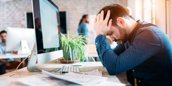 Die Arbeit nimmt zu, die Konzentration sinkt - viele spüren die Folgen der Coronakrise auf der Arbeit. (Bild:  ©NDABCREATIVITY - stock.adobe.com)