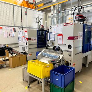 Genau 15 Spritzgießmaschinen stehen im Werk für die Produktion der unterschiedlichsten Stecker und Steckverbinder bereit. Die jüngsten Anlagen sind zwei Smartpower-Maschinen von Wittmann. (Bild:  Wittmann)