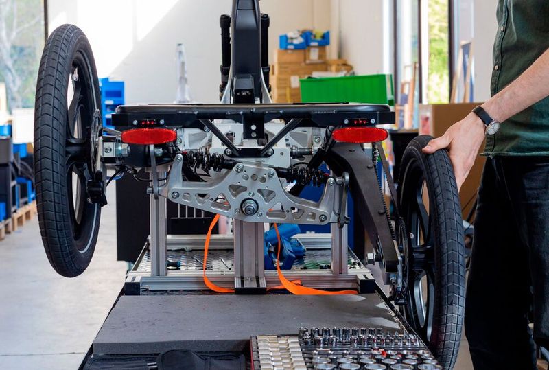 Demonstration der Unique Dynamic Tilting Technology (DTT), mit deren Hilfe ein außergewöhnliches Fahrgefühl ermöglicht wird und die Ladefläche in Balance bleibt.  (Bild: Gleam)