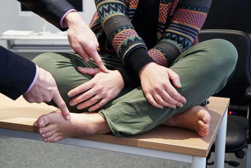 Even if the hands and feet are crossed, it can happen that the touch to the right hand is felt on the right foot. (University of Bielefeld)