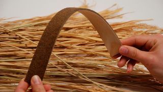 Das ist eine, wie man leicht erkennt, recht flexible Faserplatte. Sie ist aus Stroh. Das Besondere ist, dass dieses Biocomposite ohne Kunstharz hergestellt werden kann, wie das Technologie Lizenz-Büro (TLB) der Baden-Württembergischen Hochschulen GmbH mitteilt. (Dahy / Uni Stuttgart)