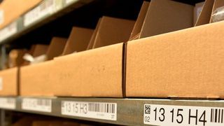 Die Lagerkoordinaten sind mit mehreren Identmerkmalen gleichzeitig ausgestattet und somit für künftige infrastrukturelle Änderungen wie beispielsweise die Einführung einer Voice- und Vision-Kommissionierung gerüstet. (TUP)