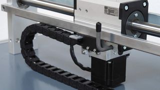 RG-Motor mit dem Rollringgetriebe RG und der untergebauten Steuerung. (Bild: Uhing)