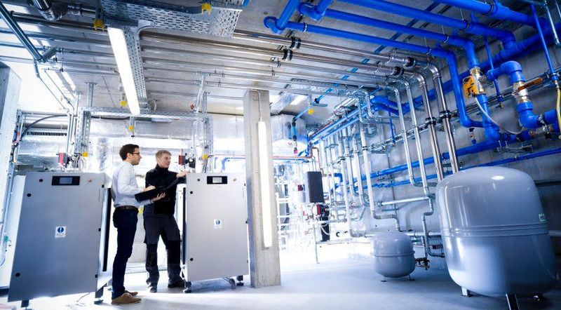 Optimierter Wärmehaushalt: Ein Wärmenetz verbindet über Wasserrohre die Maschinen untereinander und mit der Gebäudehülle. (PTW)