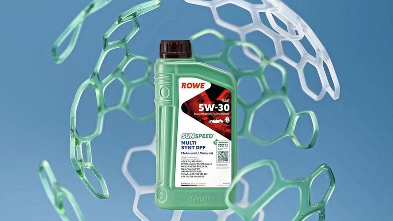  Rowe: Die Premiere der neuen Motorenöl-Produktreihe Sunspeed ist frei von Basisölen fossilen Ursprungs. Sie verbindet höchste Performance mit maximaler Nachhaltigkeit und schließt damit die Lücke im Schmierstoffmarkt. Synthetische Kohlenwasserstoff-Verbindungen aus 100 Prozent Biomasse sind die Basis jedes biosynthetischen Produkt, das dieselben Anforderungen wie sein mineralölbasiertes Gegenstück erfüllt. www.rowe-mineraloel.com (Bild: Rowe)