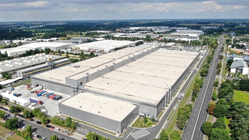 Braunschweig: Das heutige Komponentenwerk in Braunschweig gilt als älteste VW-Fabrik überhaupt. Bereits vor dem Stammwerk in Wolfsburg lief hier 1938 die Herstellung von Werkzeugen für die künftige Autoproduktion an. Heute werden an dem Standort mit rund 7.200 Mitarbeitern unter anderem Achsen, Bremsscheiben und Lenkungen hergestellt. Die Produktion erfolgt verteilt auf drei Standorte in der Stadt. Zudem spielt Braunschweig eine wichtige Rolle bei der E-Mobilität: Hier entstehen seit 2013 aus angelieferten Zellen die Batteriesysteme, die dann in den E-Autos verbaut werden.  (Bild: Volkswagen AG)