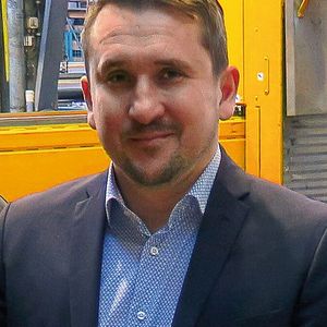 Eduard Sauter, Deputy Head of Production, zieht nach einem Jahr Betrieb der Plasmaschneidanlage ein positives Fazit: „Die Art der Maschine macht auf mich einen grundsoliden Eindruck. Mit der aufwendigen manuellen Arbeit war die Durchlaufzeit bei einem Behälterboden mit mehreren Stutzen früher bei eineinhalb bis zwei Wochen zu veranschlagen – heute reicht dafür ein Tag. Das ist ein riesen Benefit.“(Bild:  Microstep)