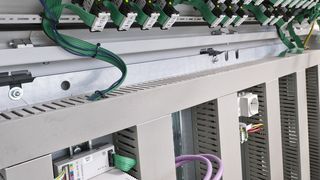 Erfolgreich mit SmartWire-DT umgesetztes Projekt bei Minda, Spezialist für die Entwicklung von Pressenanlagen zur Produktion von Brettschichtholz. (Bild: Eaton)