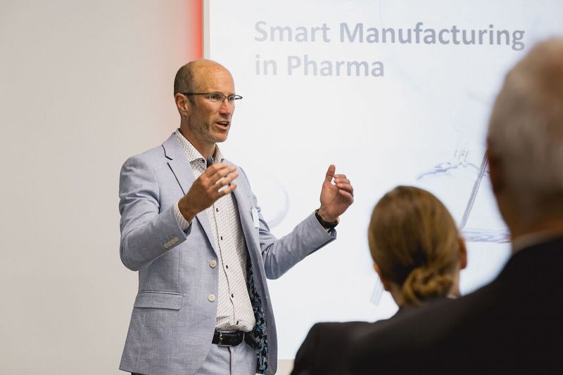 Modularisierung im GxP-Umfeld: Thomas Makait (QPRI) und Dr. Sebastian Härtner (Merck Electronics, im Bild) berichten über die erste modulare MTP-Anlage in einem regulierten Umfeld und deren Bedeutung für Smart Manufacturing. (Bild: Stefan Bausewein)