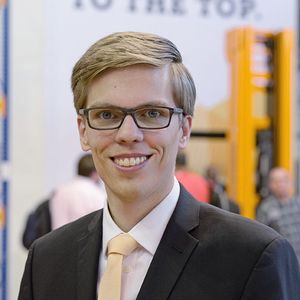 Dr.-Ing. Kai Beckhaus, Leiter Prozesslösungen, Jungheinrich AG: „Durch die Kommunikation mit Fahrzeugen und ihre Anbindung an die in der logistischen Praxis hochvariante IT-Struktur werden die Materialflussprozesse deutlich effizienter, prozesssicherer und ergonomischer. Wir setzen hierfür die Standardschnittstelle Logistik-Interface ein.“